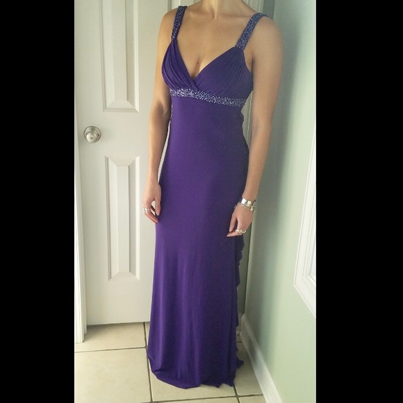 Caché Ruffle Gown - Picture 3 of 6